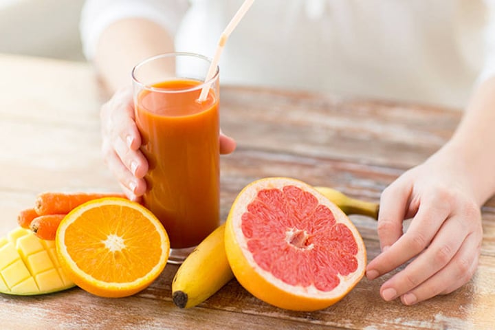 Gesund Ernähren: Vitamin C (Orangen) und Betacarotin (Möhren) bereiten die Haut
auf die Sonne vor.