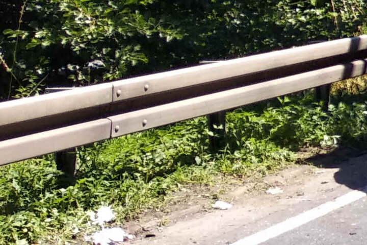 Der Rollerfahrer prallte gegen eine Leitplanke. (Symbolbild)