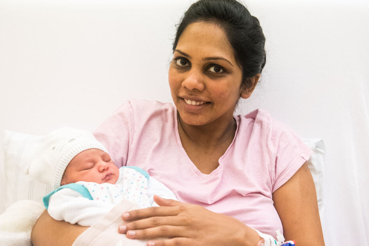Das Baby Yuvaan Shukla liegt in der Asklepios Klinik Altona auf dem Arm seiner Mutter Prateeksha.