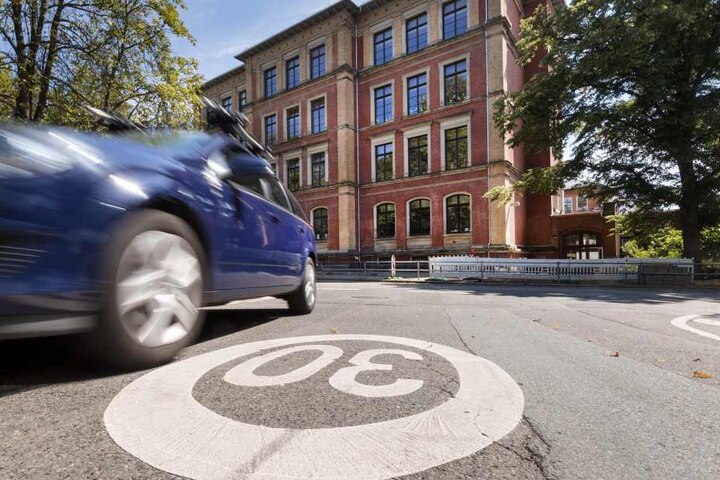 Brennpunkt Obere Luisenschule: In der Paul-Jäkel-Straße gab es an einem Messtag exakt 313 Tempoüberschreitungen - trotz Tempo 30. An keiner anderen Chemnitzer Schulen gab es mehr Verstöße.