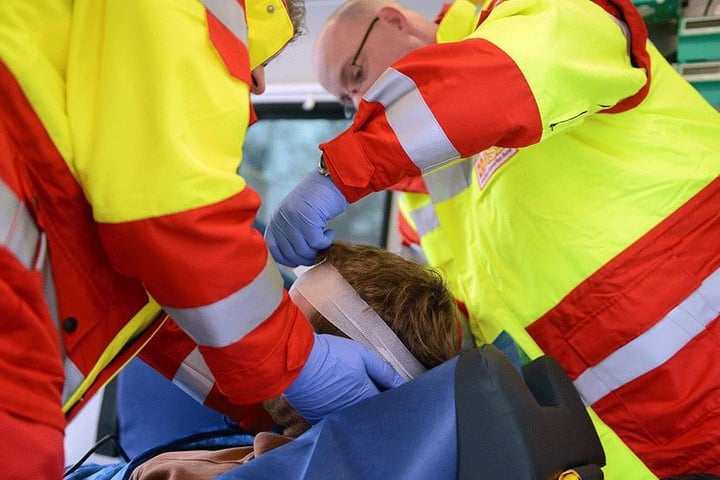 Auch Rettungssanitäter werden oftmals angegriffen. Die Minister wollen das Strafrecht anpassen.