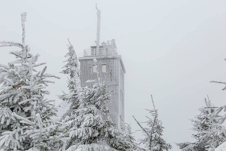 Auf dem Fichtelberg werden starke Sturmböen und dadurch Schneeverwehungen erwartet.