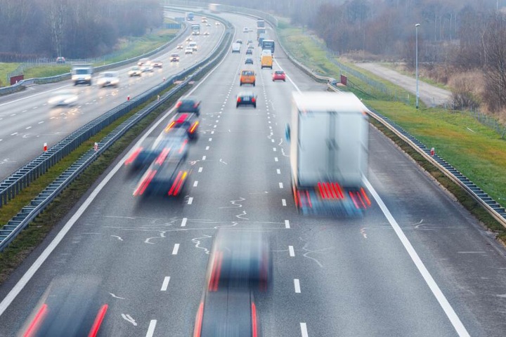 An einer Autobahn-Raststätte gelang dem Mann die Flucht. (Symbolbild)