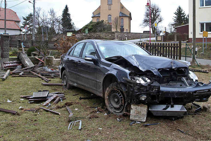 Bei dem Unfall entstand ein Gesamtschaden von rund 13.000 Euro.