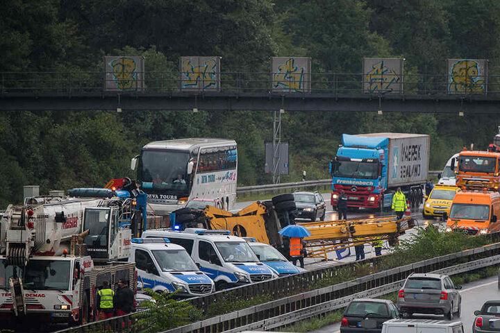 Die eigentliche fünf-spurige Autobahn konnte nur noch auf zwei Spuren befahren werden.