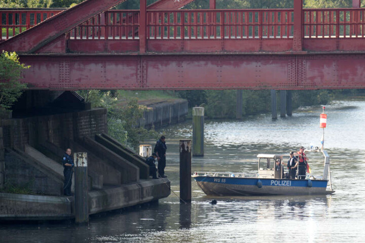 Polizeitaucher suchen im Tiefstackkanal in Hamburg nach weiteren Leichenteilen (Archivfoto).