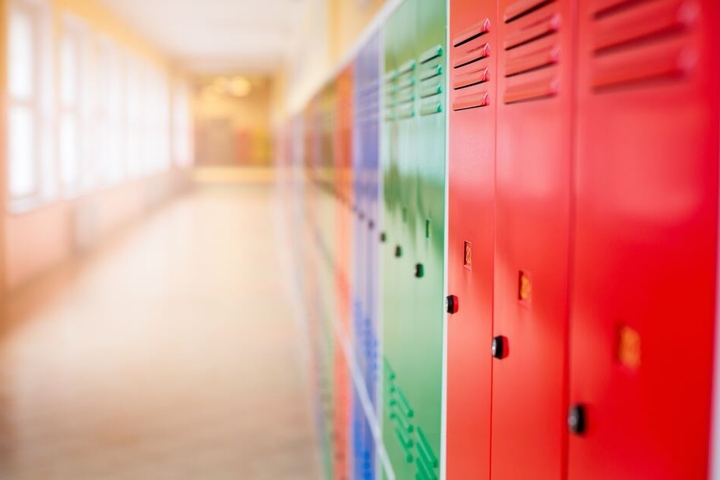 Das Mädchen muss nach eigenen Angaben jeden Tag in der Schule den Kopf herunter nehmen, um den Jungen in den Korridoren nicht zu sehen. (Symbolbild)
