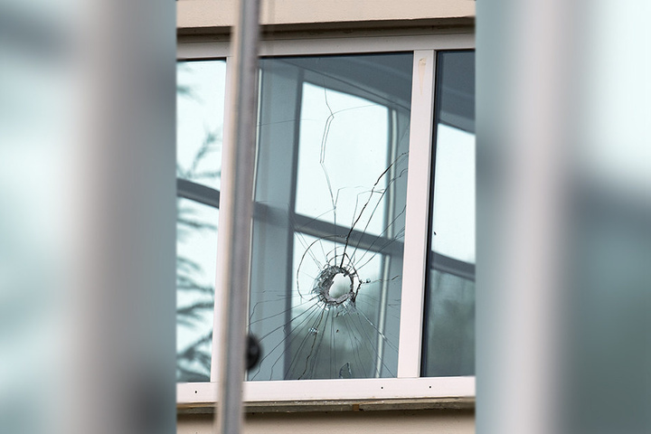 Auch das Fenster der Schützenhalle wurde von Metallteilen durchschlagen.
