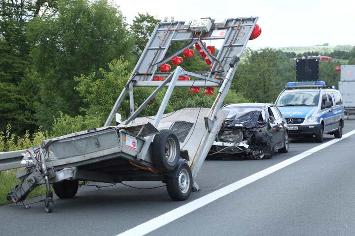 Der BMW und der Baustellenanhänger erlitten einen Totalschaden.