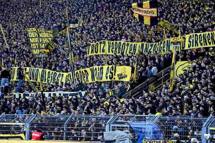 "Trotz Verboten, Anzeigen und Sirenen. Du bist und bleibst es! Jeder weiß es!", die Botschaft der BVB-Fans an Hoffenheim Mäzen Dietmar Hopp.
