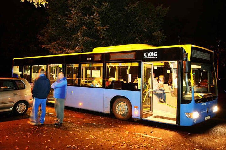 Die Bewohner des Wohnungsaufgangs wurden evakuiert und wurden in einem CVAG-Bus untergebracht.