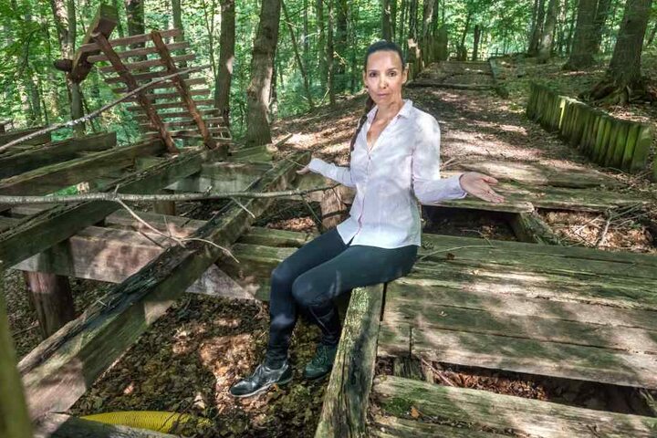p.p1 {margin: 0.0px 0.0px 0.0px 0.0px; font: 12.0px 'Times New Roman'}
Ratlos betrachtet Yvonne Weber (41) die traurigen Überreste des Sinnespfades, den sie vor 21 Jahren selbst mit anlegte.