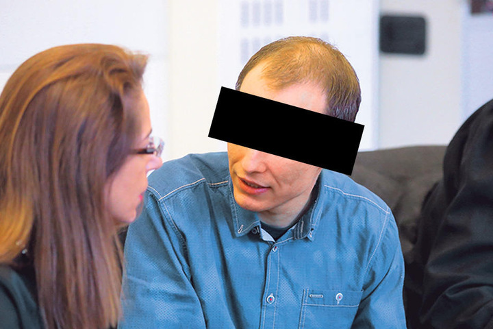 Nino K. (31), hier im Gespräch mit seiner Verteidigerin.