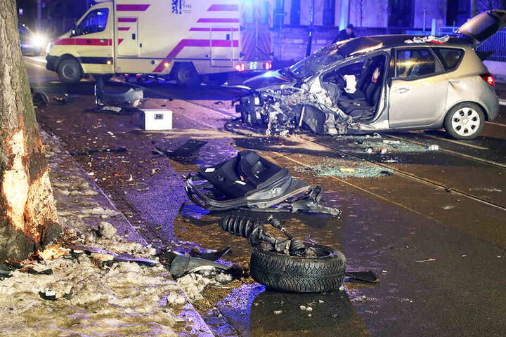Die Frau kam mit ihrem Auto stadteinwärts von der Fahrbahn ab und knallte gegen einen Baum. Sie wurde in ihrem Opel eingeklemmt.