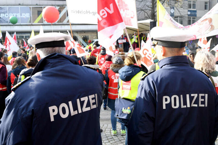 Polizisten stehen bei einer Demonstration.