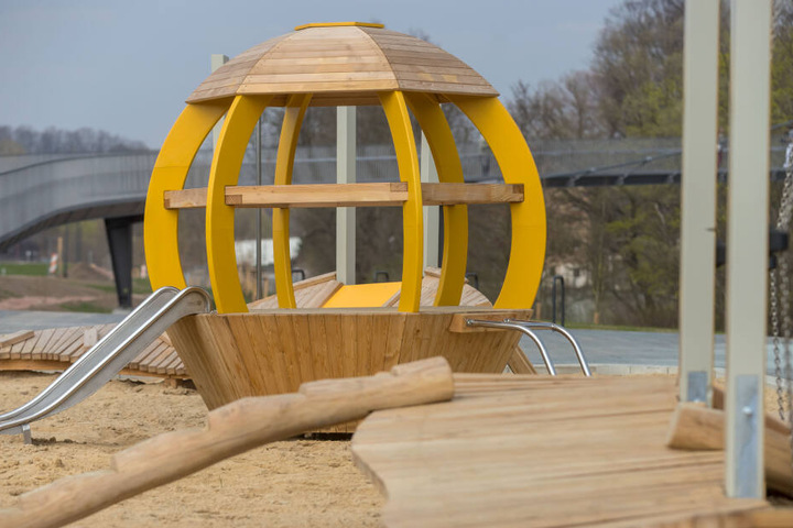 So niedlich! Wie eine kleine Bienenwabe sieht der Rutschturm auf dem neuen Kleinkinderspielplatz in der Zschopauaue aus.