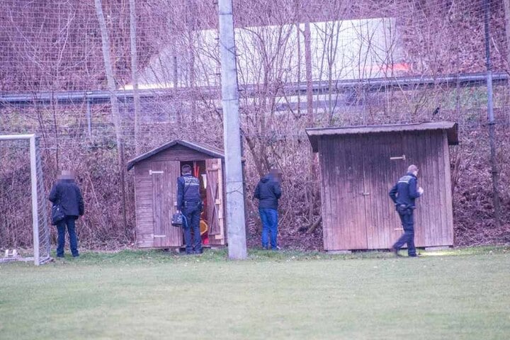 Der Vorfall ereignete sich auf einer Sportanlage. Ob die Böller von den Jungen mitgebracht oder dort gefunden wurden, blieb zunächst unklar.