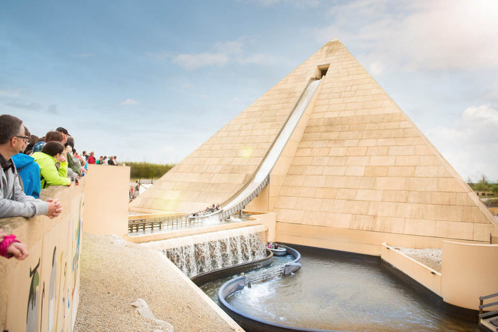 Die Wildwasserfahrt "Fluch des Pharao" aus Europas größter Pyramide ist eine der Hauptattraktionen des Freizeitparks.
