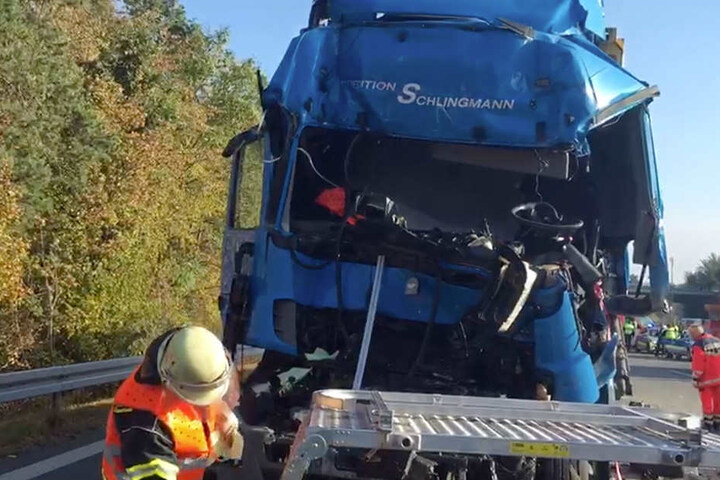 Ein 50-jähriger Lkw-Fahrer wurde in seinem Führerhaus eingeklemmt.