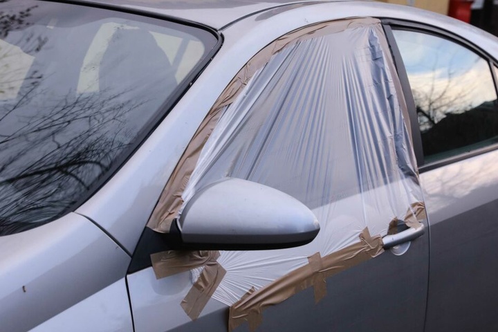 Die Seitenscheibe auf der Fahrerseite wurde bei diesem Nissan zerstört.
