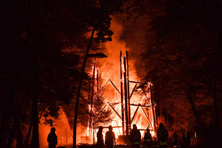 Vollständig brannte der Turm in der Nacht vom 11. zu 12. Oktober ab. Vermutlich war es Brandstiftung.