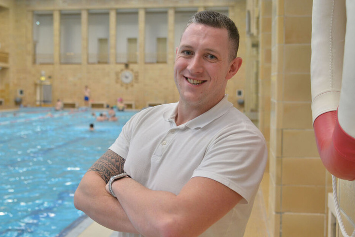 War auch an den Weihnachtsfeiertagen im Einsatz: Schwimmeister Eric Hofmann (31) im Stadtbad in der Mühlenstraße. Dieses ist auch zu Silvester und Neujahr geöffnet.