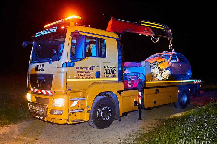 Nachdem der Polo im Feld zum Stehen gekommen war, ging nichts mehr. Der Wagen musste abgeschleppt werden.