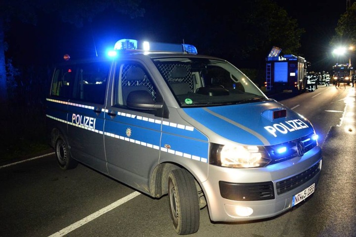 Die Polizei sperrte die Straße an der Unfallstelle.