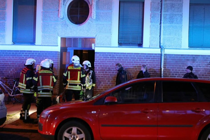 Unbekannte hatten einen Fahrradanhänger in Brand gesetzt.