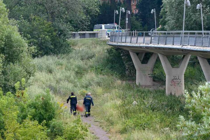 Kameraden der Feuerwehr bargen die Leiche aus dem Wasser der Elbe.