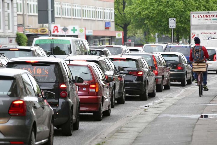 Der Verkehr staut sich vor der Kreuzung Max-Brauer-Allee/Holstenstraße.