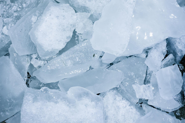 die Jungs warfen die Eisbrocken rund zehn Meter in die Tiefe. (Symbolbild)