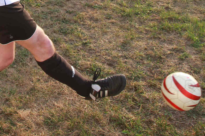 Die Fußballmannschaft retteten den Bewohner aus dem Haus. (Symbolbild)