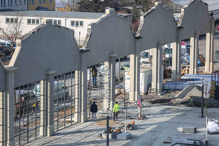 Dem Original nachempfunden: die Giebelwände am Eingang Kipsdorfer Straße.