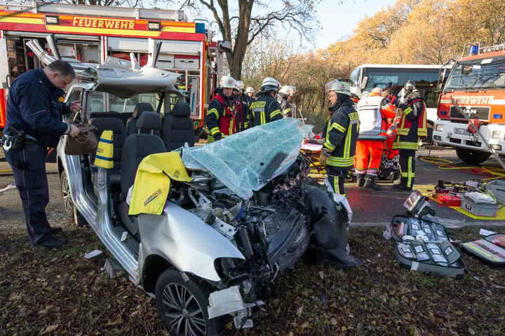 Bei dem Unfall wurde eine Mutter mit ihren zwei Kindern schwer verletzt.