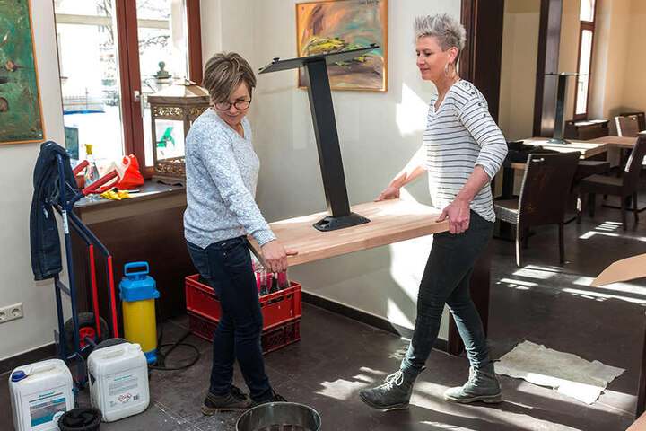 Innen wird schon die Einrichtung aufgestellt. Die Servicekräfte Jenny Rein (41, re) und Caro Tronicke (33) packen mit an.