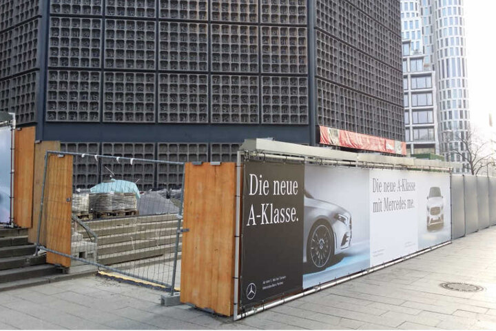 Die Werbung erstreckt sich komplett um die Gedächtniskirche.