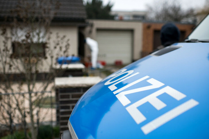 Ein Polizeiauto parkt vor dem Haus von Rebeccas Schwester!