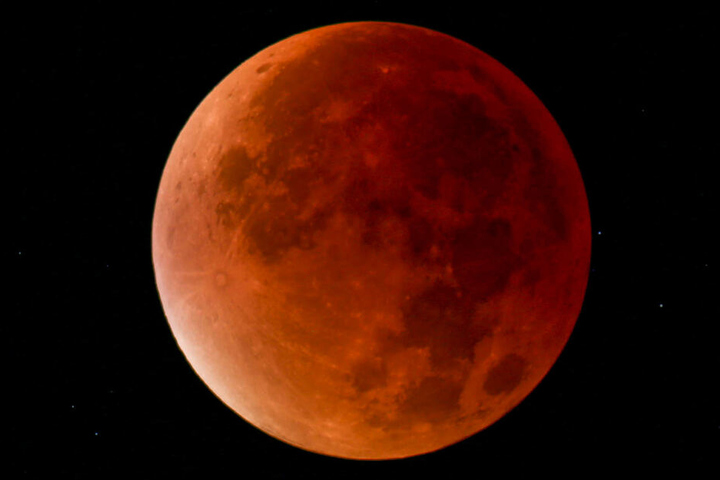 So kann der Mond während einer kompletten Mondfinsternis aussehen.