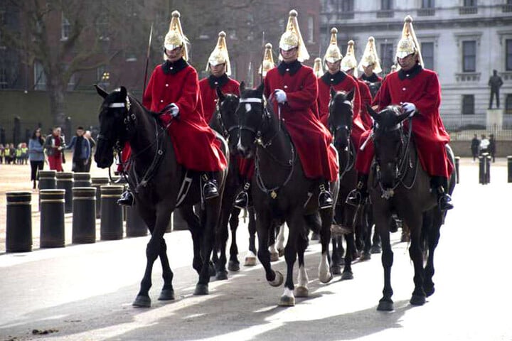 So könnte der ein oder andere London-Tourist die "Household Cavalry" schon einmal gesehen haben.
