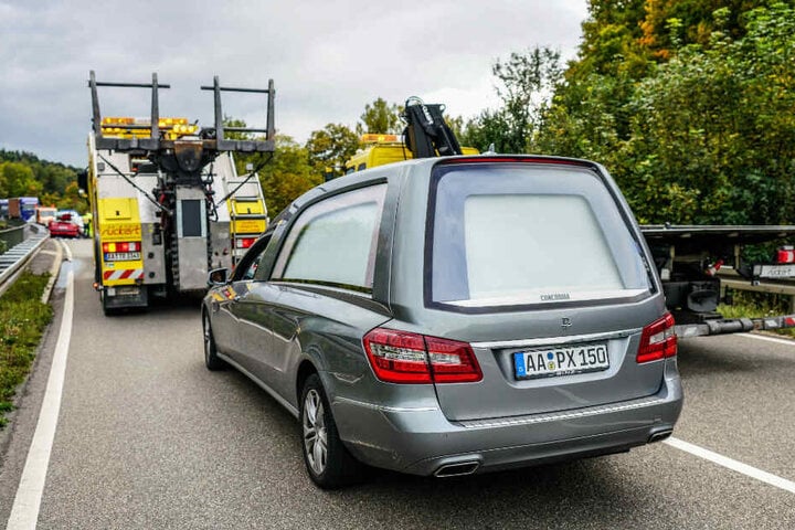 Eine 57-jährige Frau ist tödlich verunglückt und wurde mit diesem Leichenwagen von der Unfallstelle weggebracht.