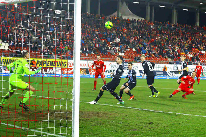 Der Ausgleich zum 2:2. Fabian Schnabel (r.) überwindet kurz vor Schluss Aalens starken Keeper Daniel Bernhardt.