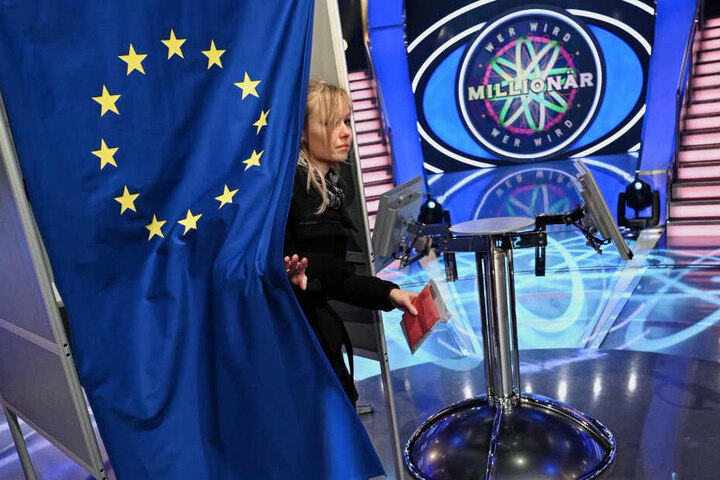 Eine Wählerin verlässt eine Wahlkabine für die Europawahl, die im Studio der RTL-Sendung "Wer wird Millionär?" aufgestellt wurde.