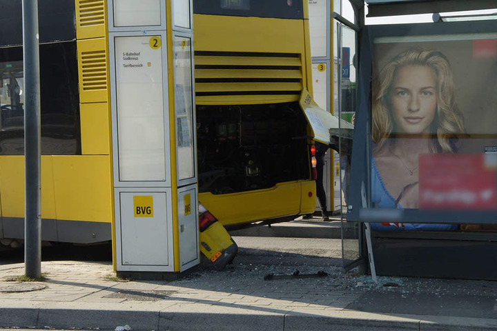 Nach dem Unfall mit dem Helikopter fuhr der Bus gegen eine Haltestelle.
