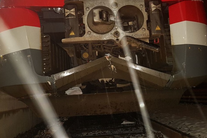 Der Zug wurde bei dem Crash stark beschädigt.