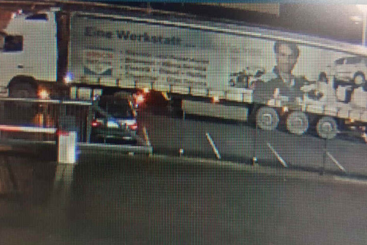 Der Fahrer dieses Trucks wird von der Polizei Paderborn gesucht.