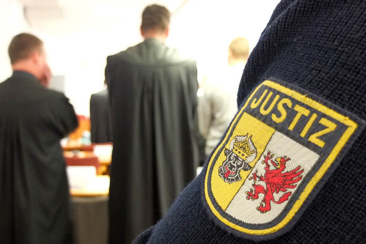 Ein Justizbeamter steht in einem Saal des Landgerichts.