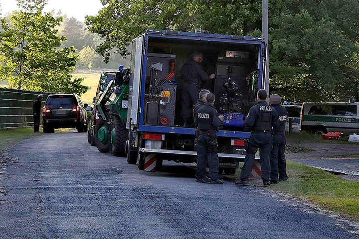 Auch in den Abendstunden sind noch immer mehrere Beamte im Einsatz. Ablösung kommt.