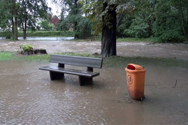 Der Dauerregen macht den Einsatzkräften entlang der Holtemme das Leben schwer, derzeit gilt am Pegel "Mahndorf" in Halberstadt die Alarmstufe 3.
