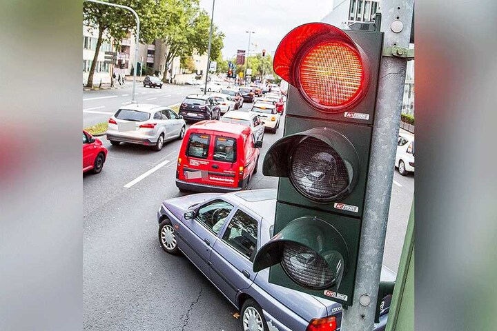 Auch bei Rot darf der Konvoi seine Fahrt fortsetzen. (Symbolbild)